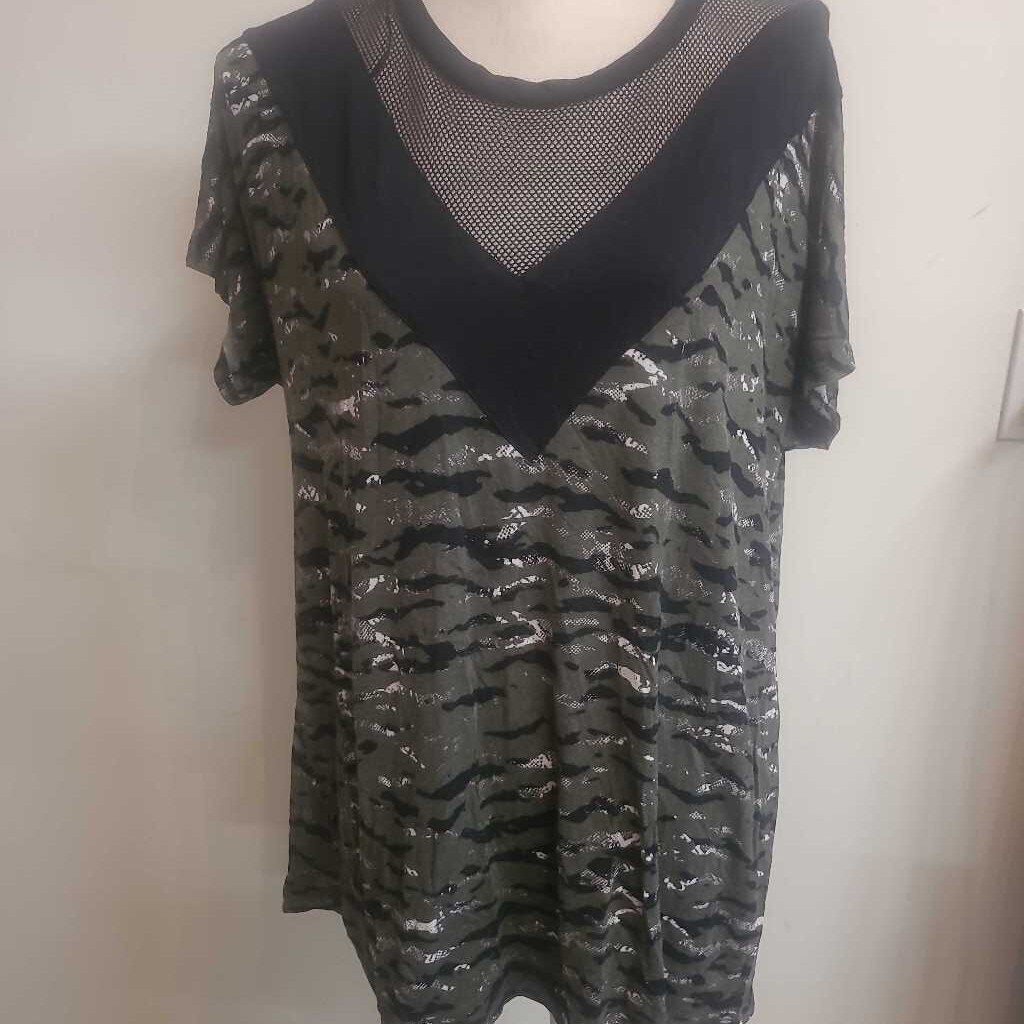 GREEN CAMO VNECK TOP