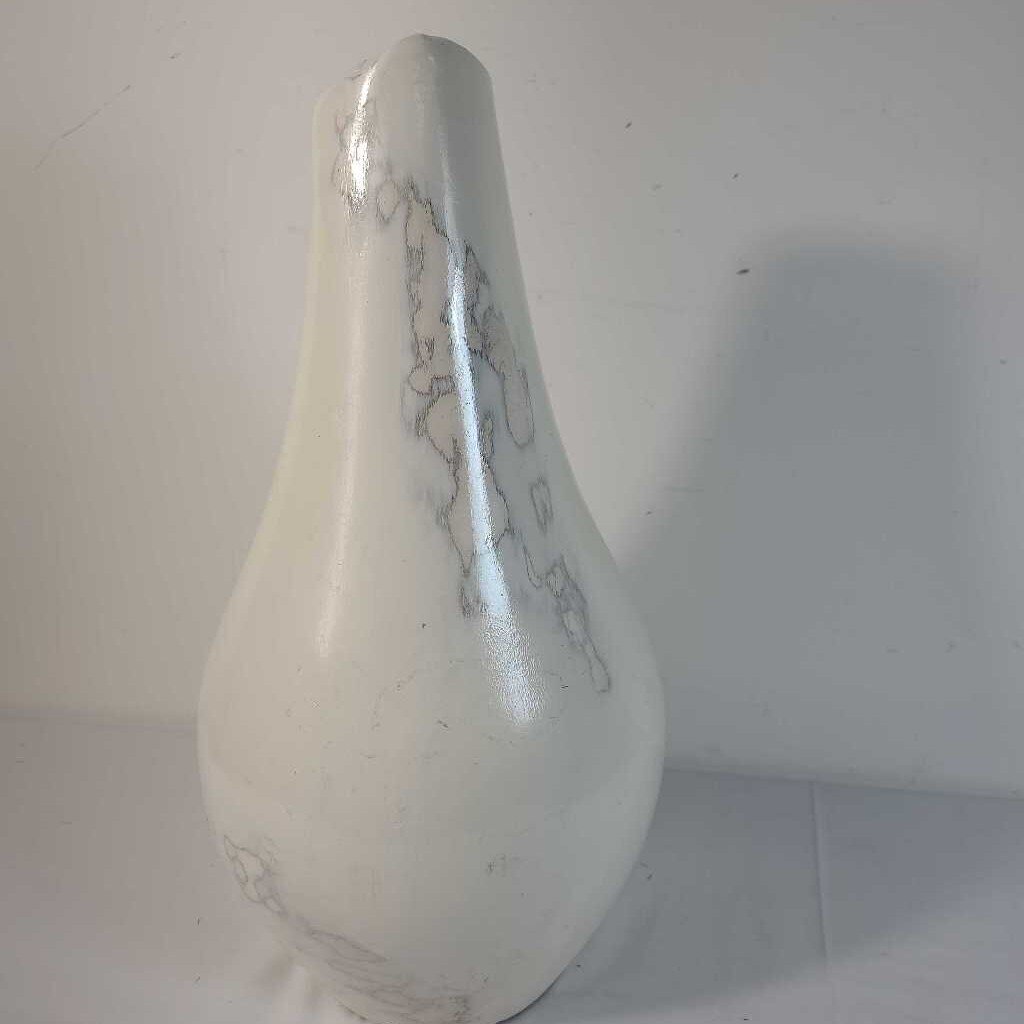 CREAM DISTRESSED VASE
