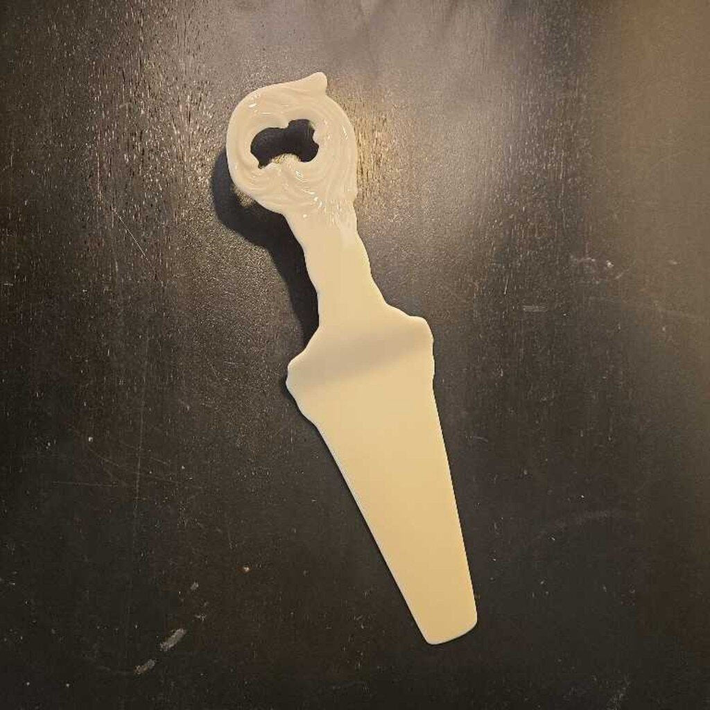 NOSTALGIA SKYE MCGHIE CAKE SERVER