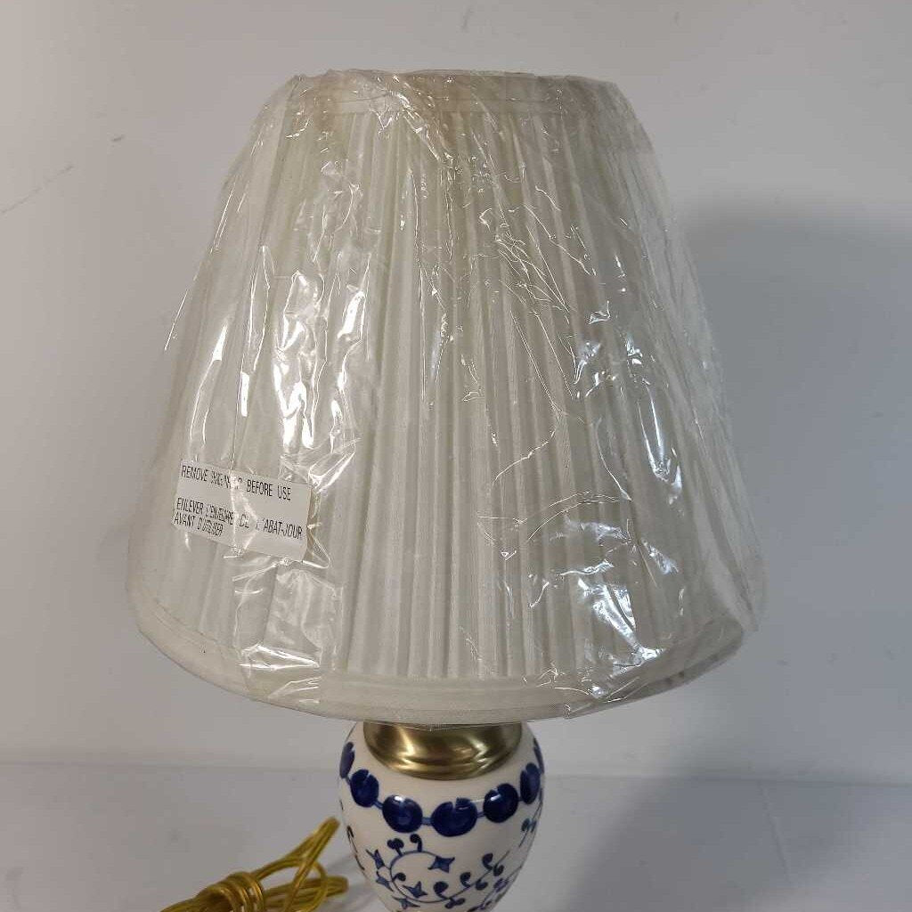 BLUE & WHITE TABLE LAMP W/GOLD BASE