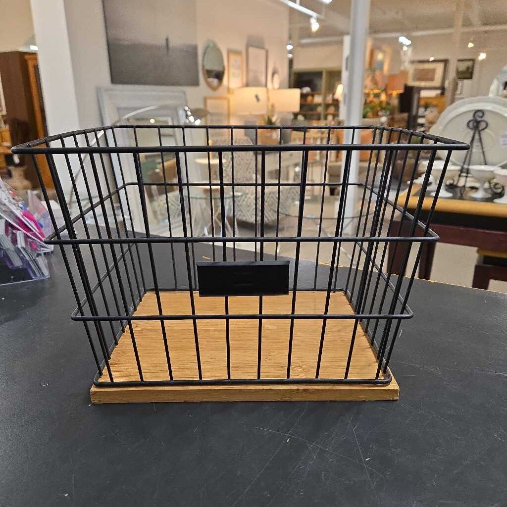 BLACK BASKET W/WOODEN BASE