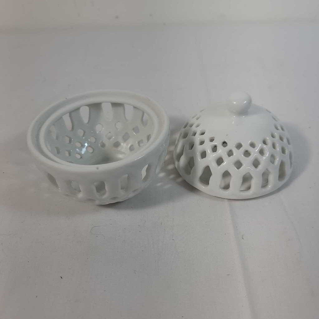 WHITE PORCELAIN LIDDED DISH