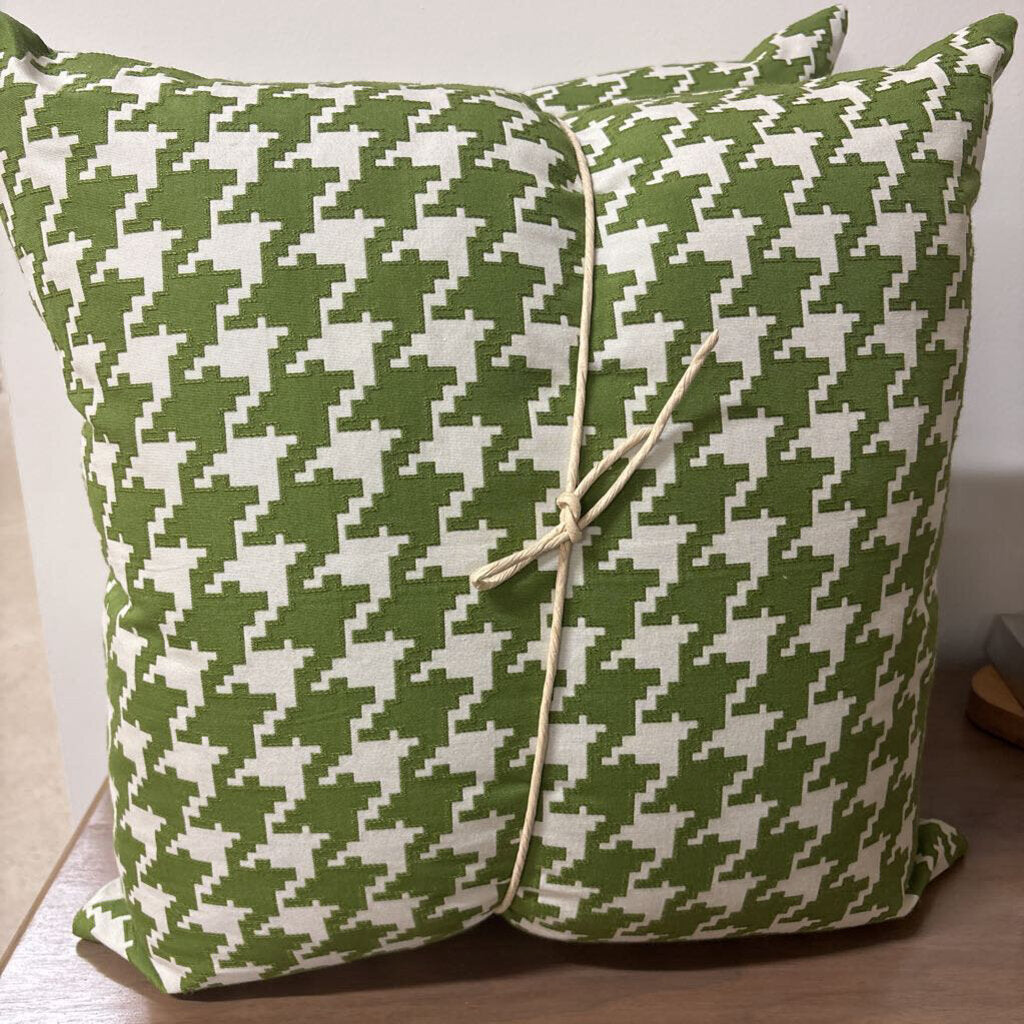 HOUNDSTOOTH - GREEN 22"X 22" FEATHER INSERT, PRICE FOR 2