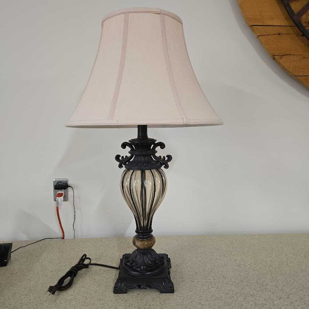 TABLE LAMP W/AMBER GLASS VASE