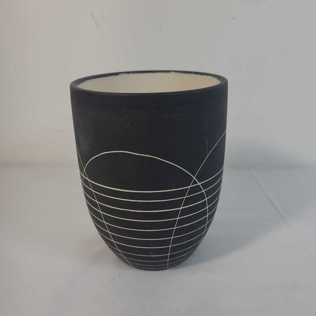 4" MATTE BLACK POT WITH WHITE LINES