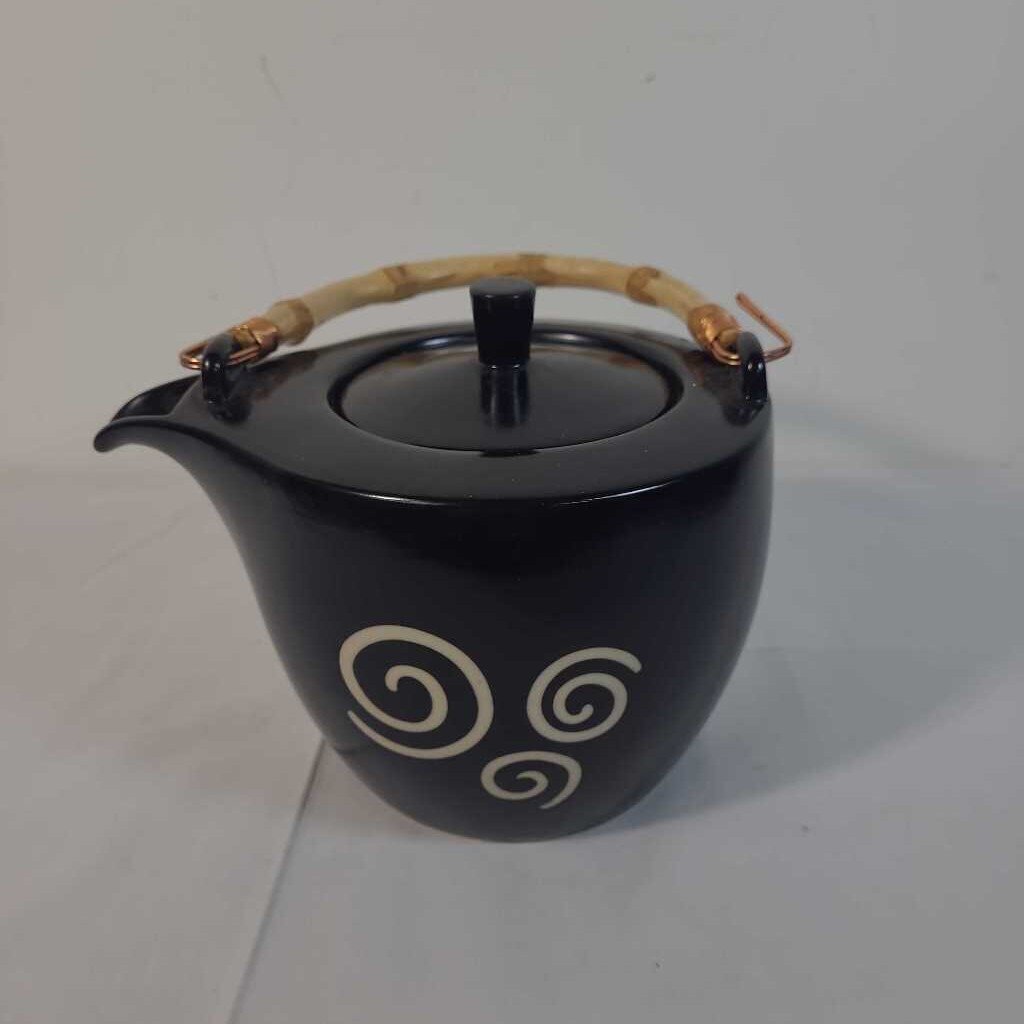 BLACK TEAPOT W/ BAMBOO HANDLE