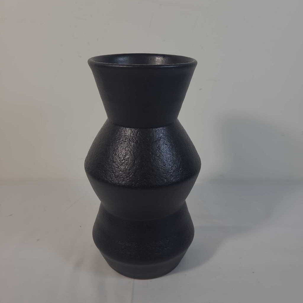 BLACK CERAMIC VASE