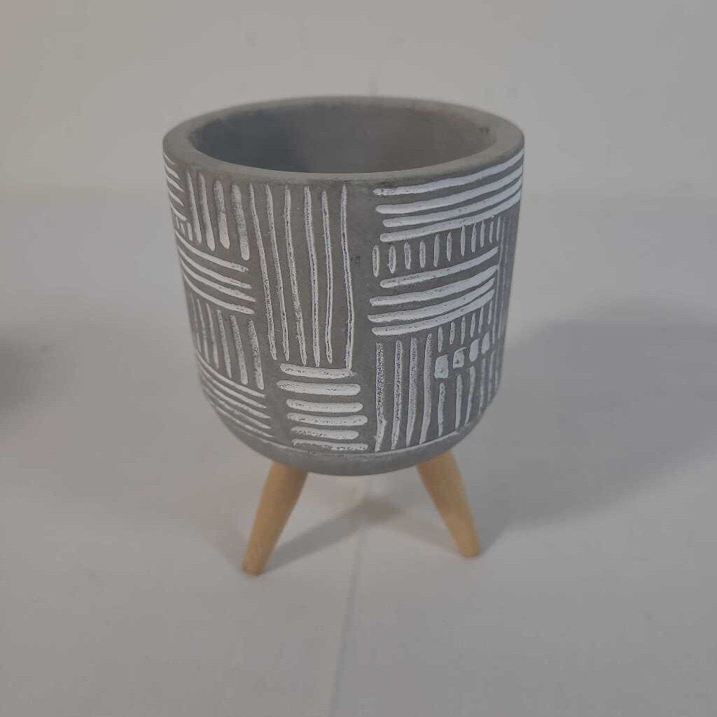 CEMENT POT ON 3 LEGS