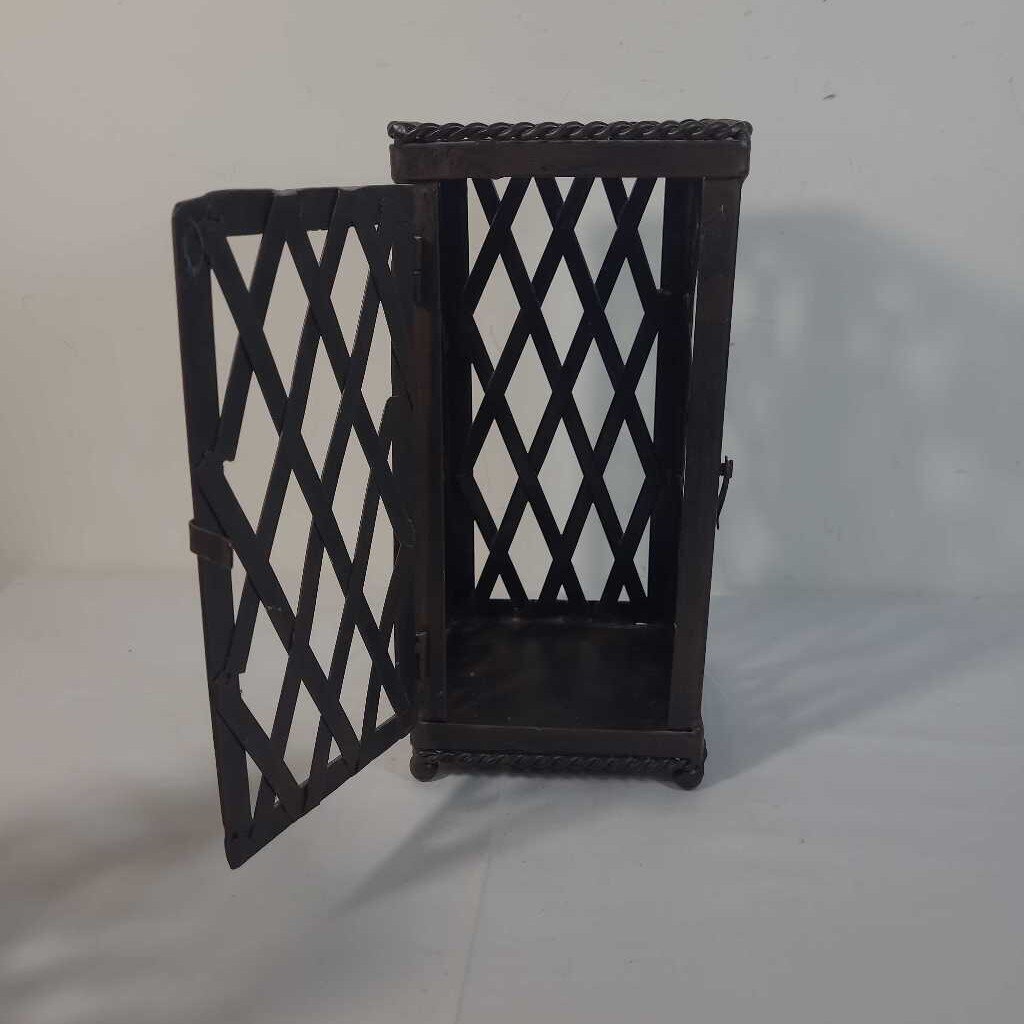 BROWN METAL LATTICE LANTERN
