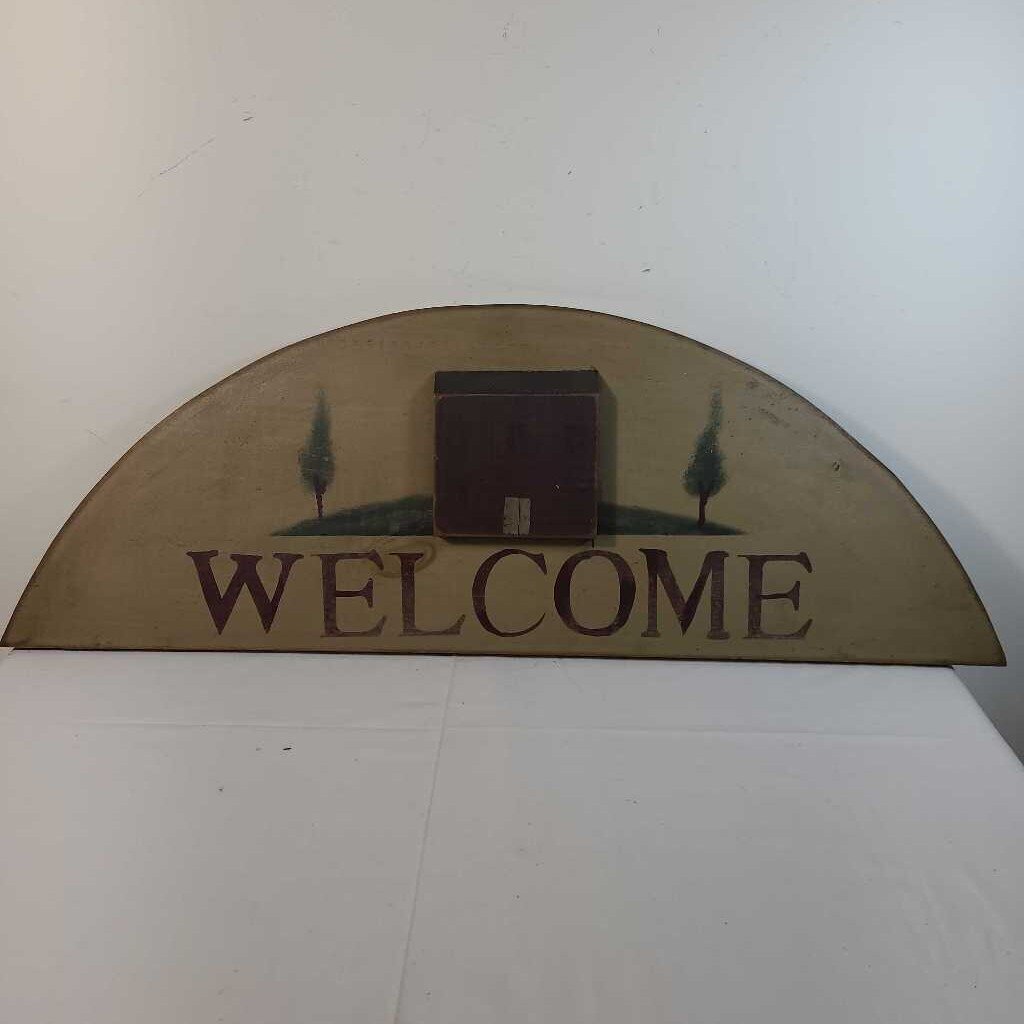 ARCHED WELCOME SIGN
