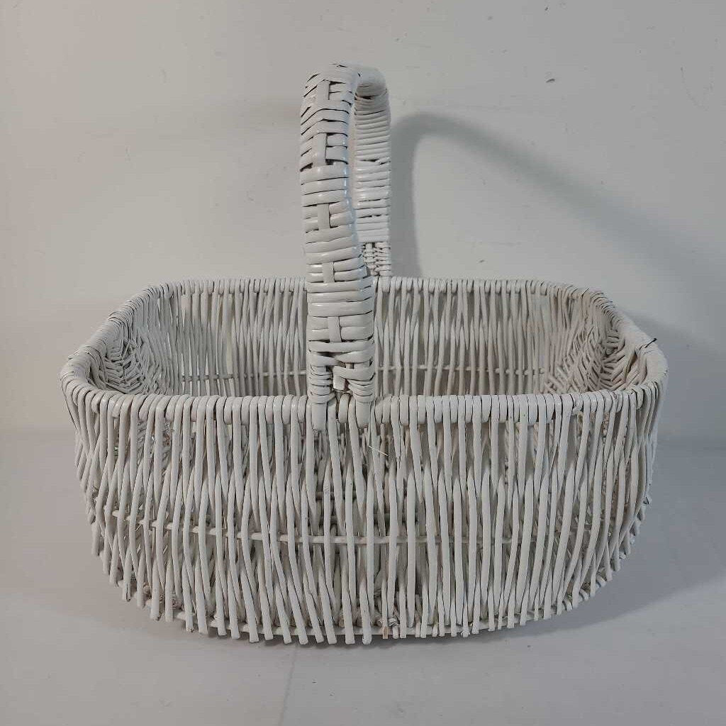 WHITE WICKER BASKET W/HANDLE