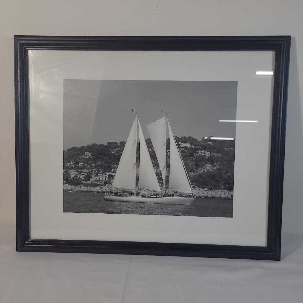 B&W BOAT PRINT