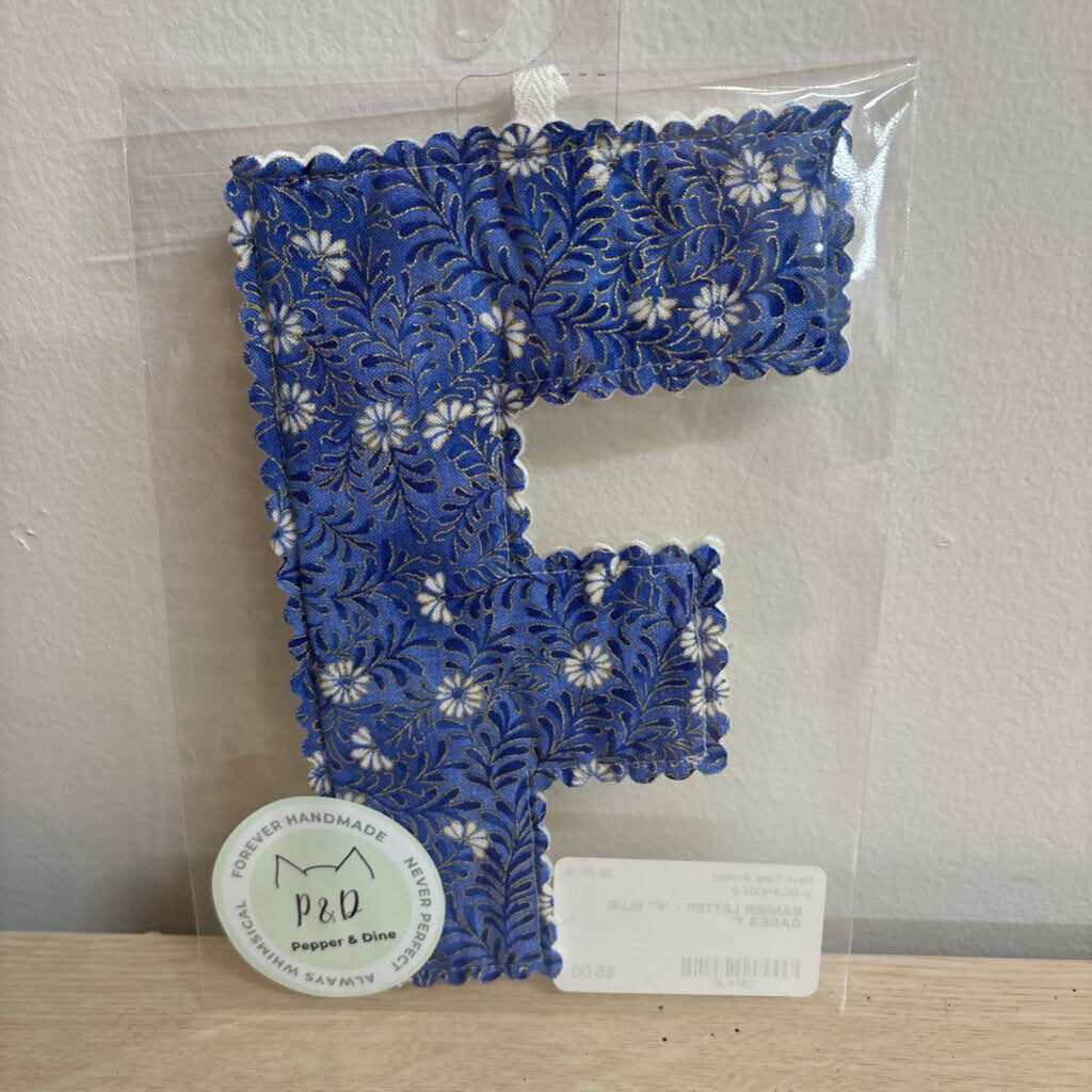 BANNER LETTER - "F" BLUE DASIES