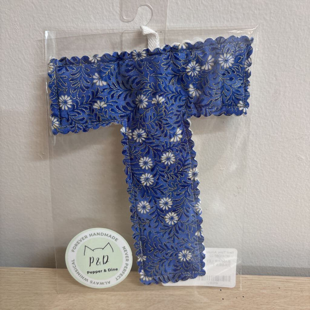 BANNER LETTER - "T" BLUE DASIES