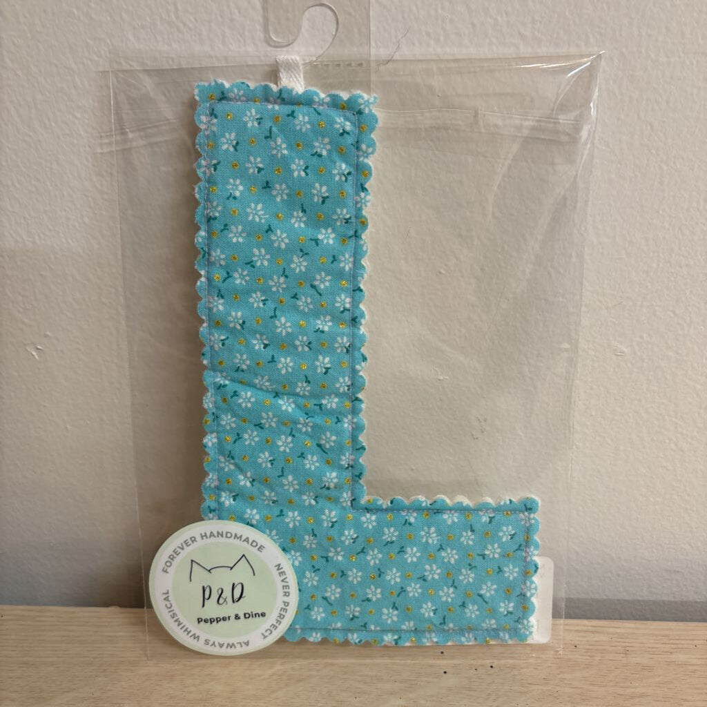 BANNER LETTER - "L" AQUA DASIES