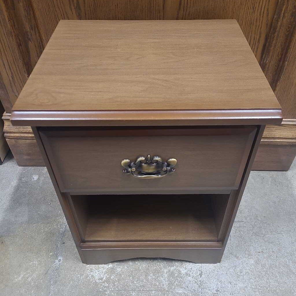 SINGLE DRAWER NIGHTSTAND