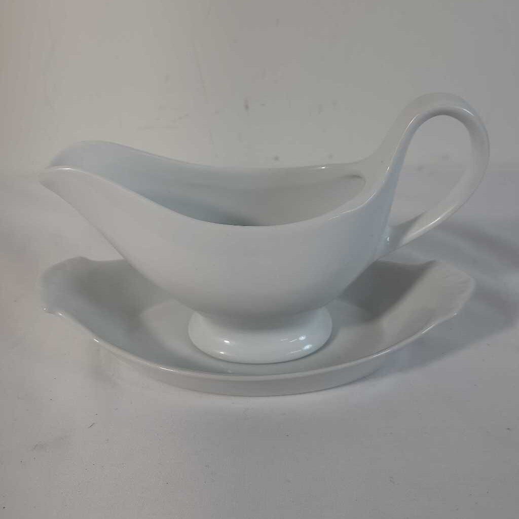 GRAVY BOAT ON PLATE