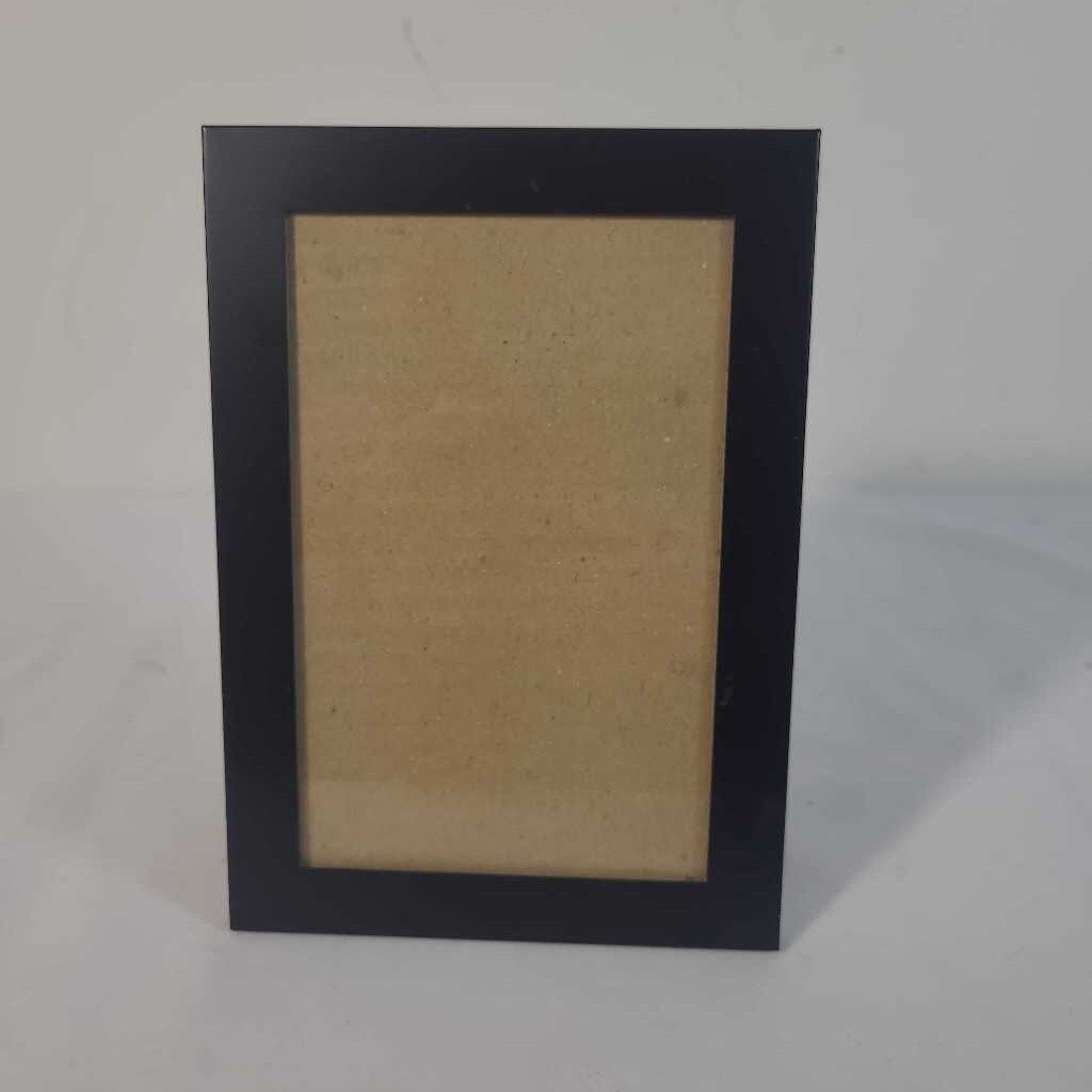 BLACK PICTURE FRAME