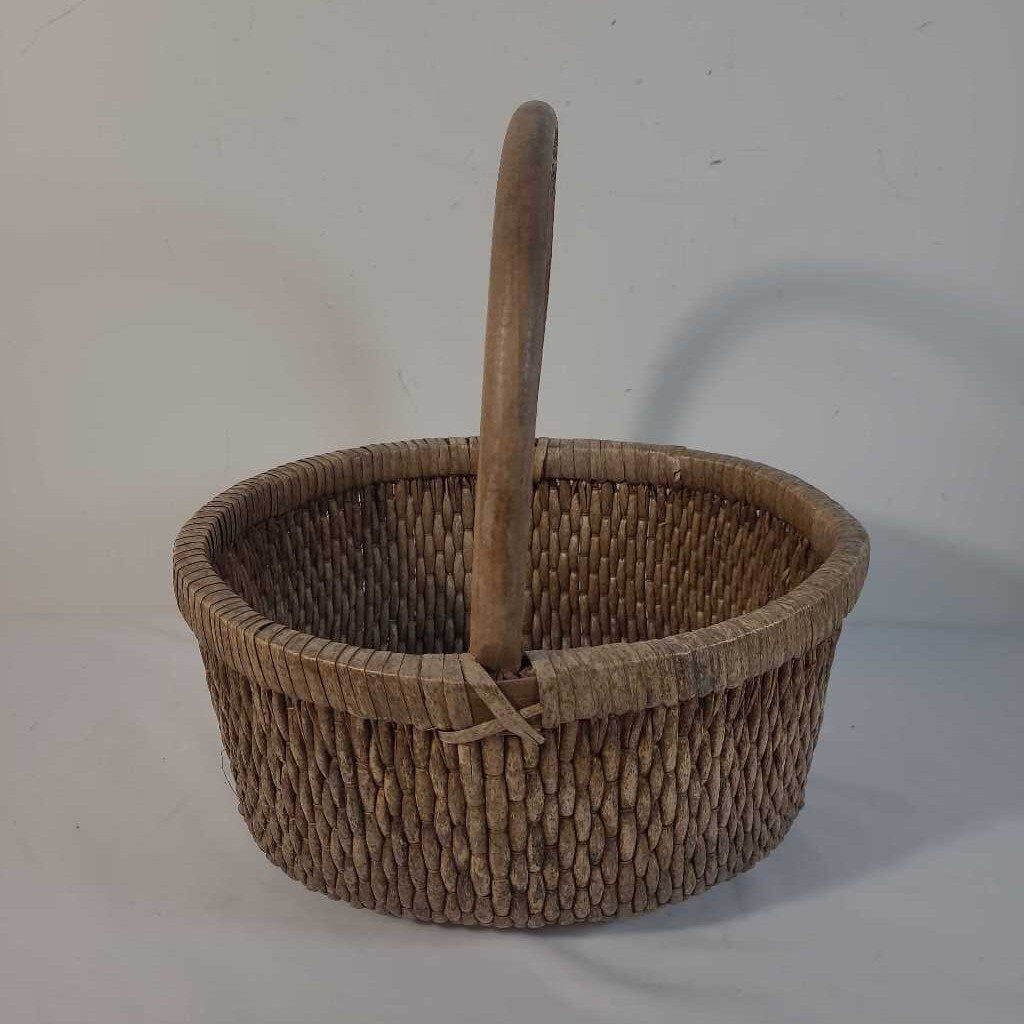 VTG WOVEN WILLOW BASKET