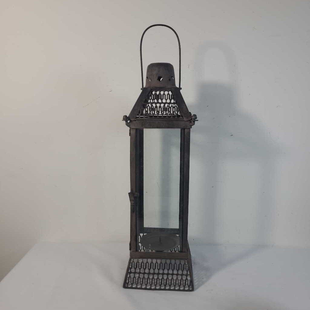 TALL METAL/GLASS CANDLE LANTREN