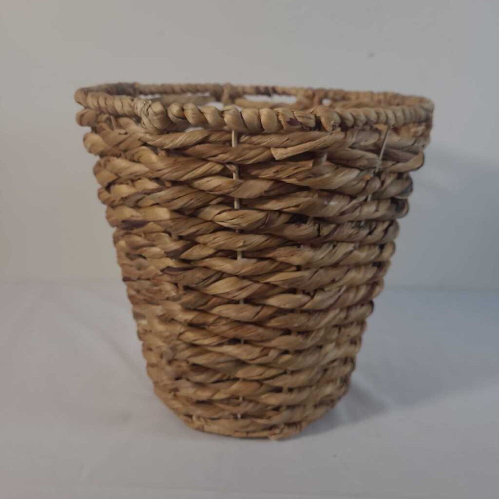 WOVEN BASKET