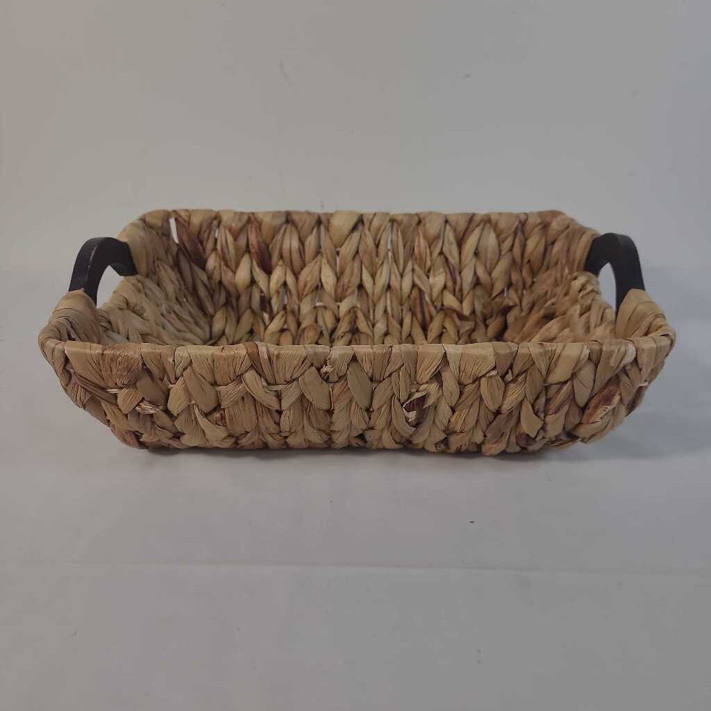 WOVEN BASKET W/ HANDLES