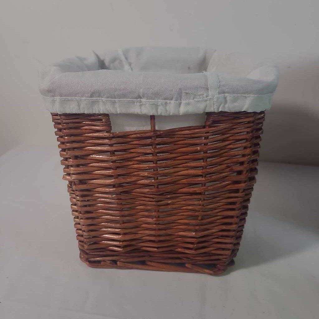 LINED SQ RATTAN BASKET