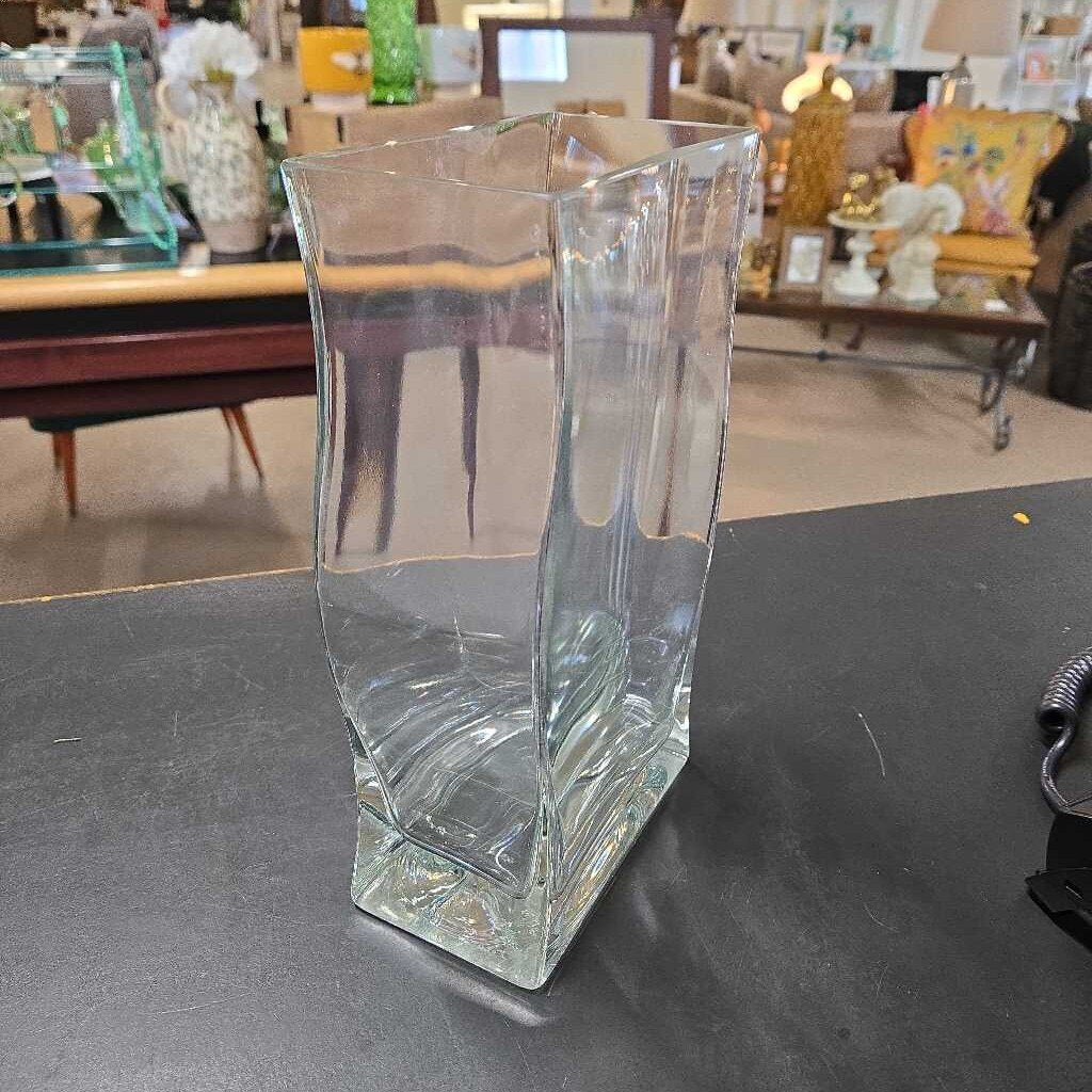 WAVY GLASS VASE