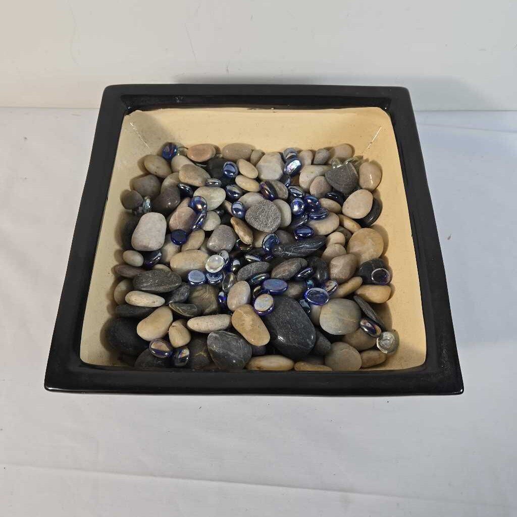 BLACK BOWL W/DECORATIVE ROCKS