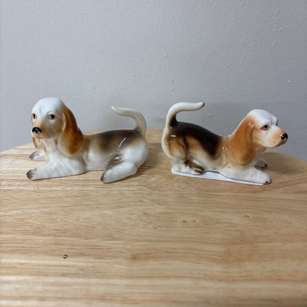 SET OF 2 VTG BONE CHINA BEAGLES OR BASSET HOUNDS GIFTCRAFT TAIWAN 1970S