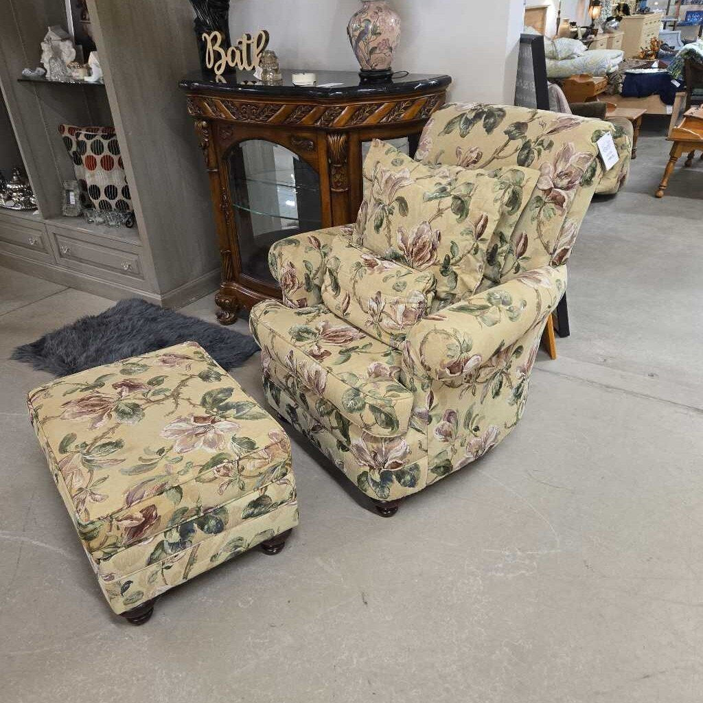 FLORAL ACCENT CHAIR W/STOOL + 3 PILLOWS