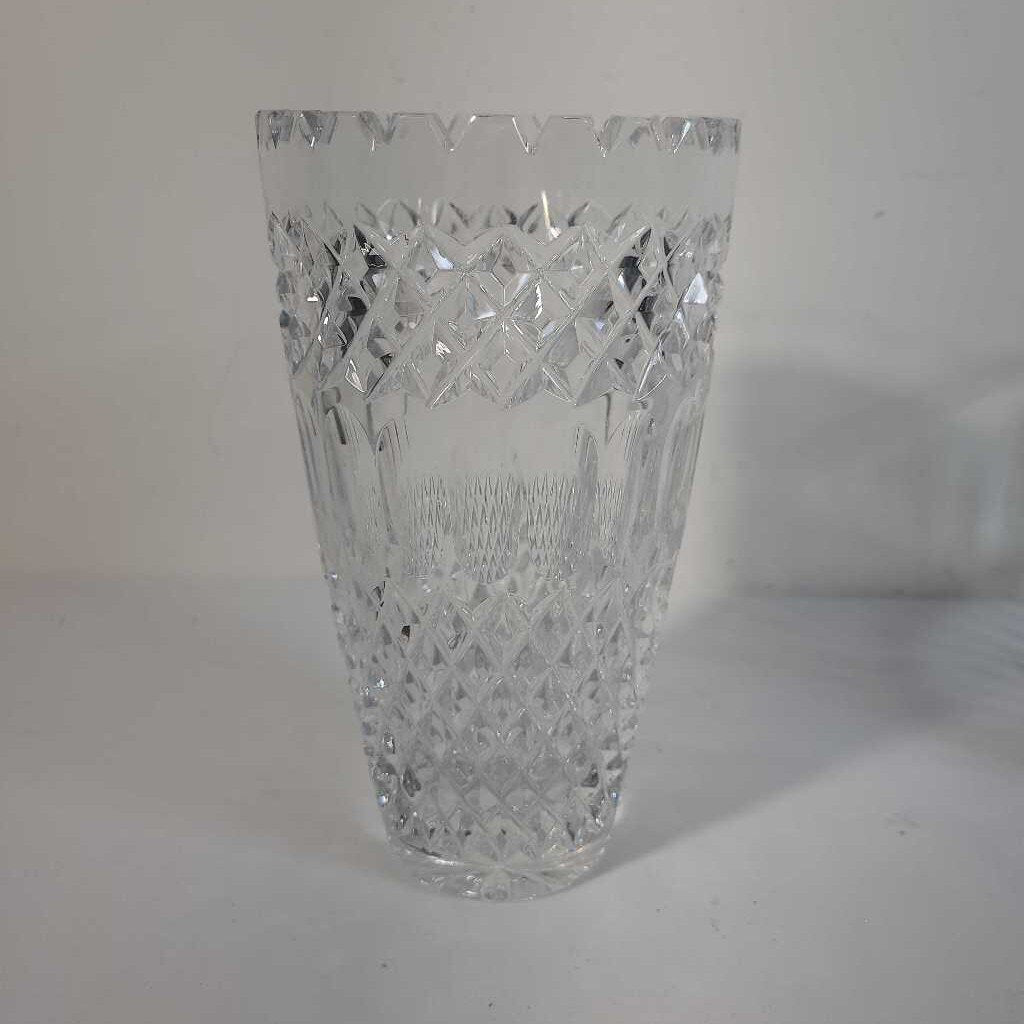 DIAMOND CUT CRYSTAL VASE W/ SCALLOPED RIM