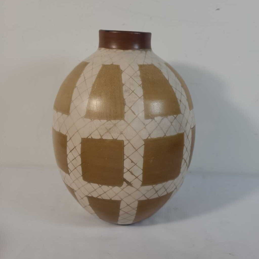 LG PATTERNED VASE
