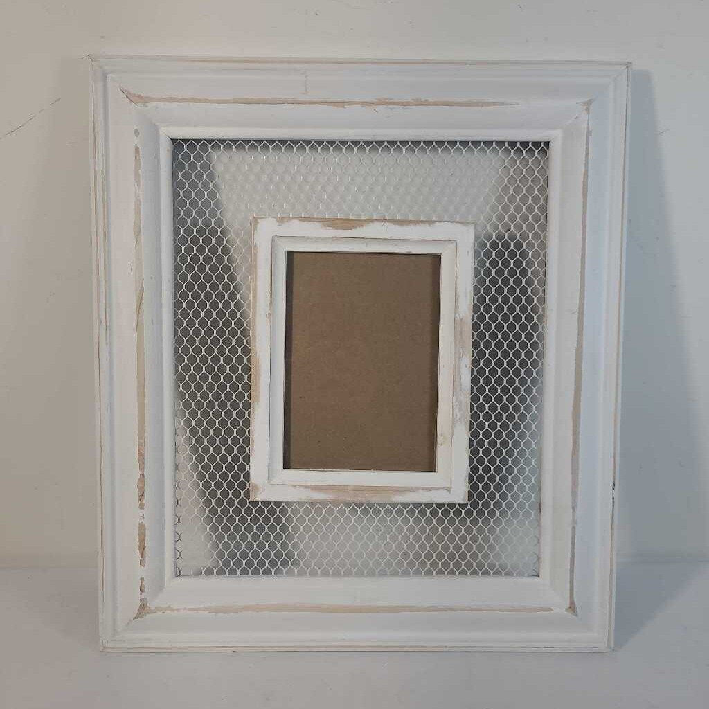 WHITE DISTRESSED PICTURE FRAME
