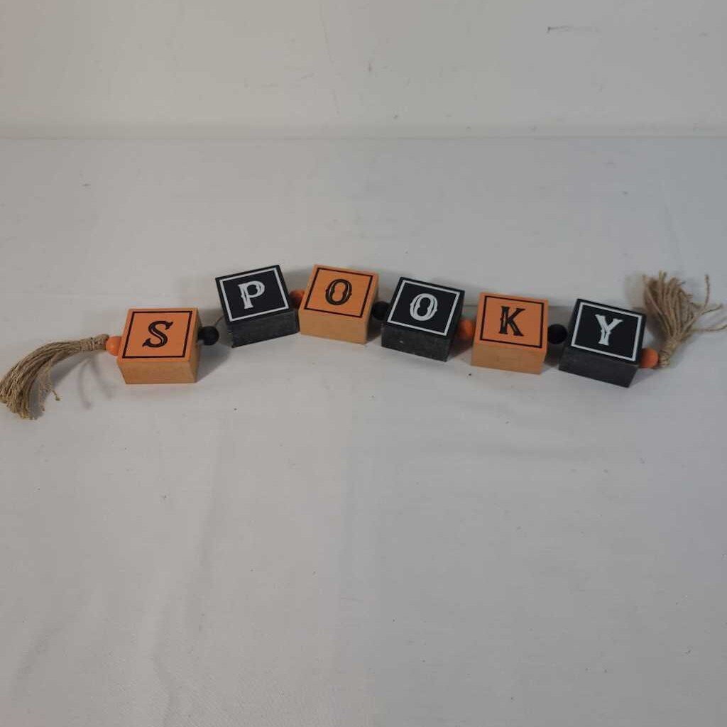 SPOOKY GARLAND