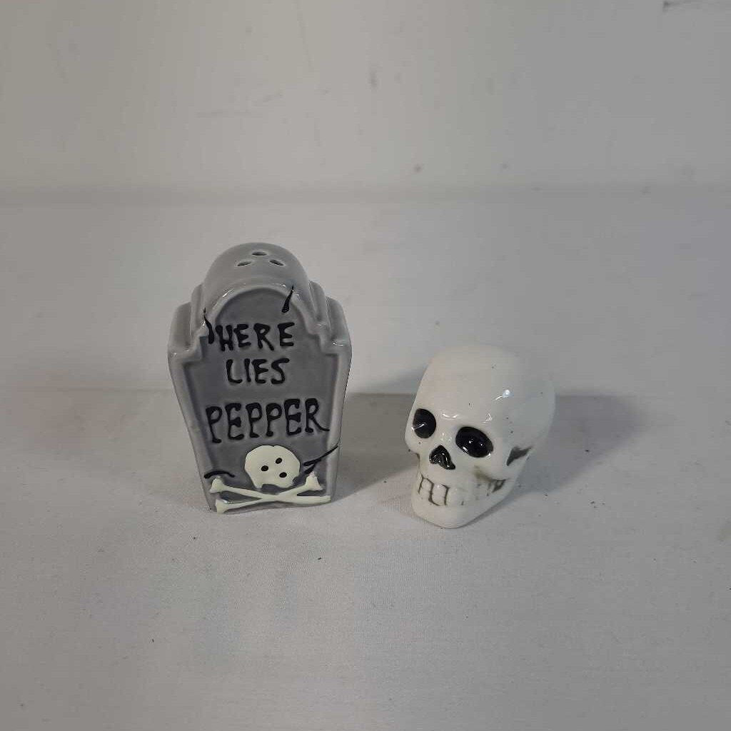 SKULL & GRAVESTONE SALT & PEPPER