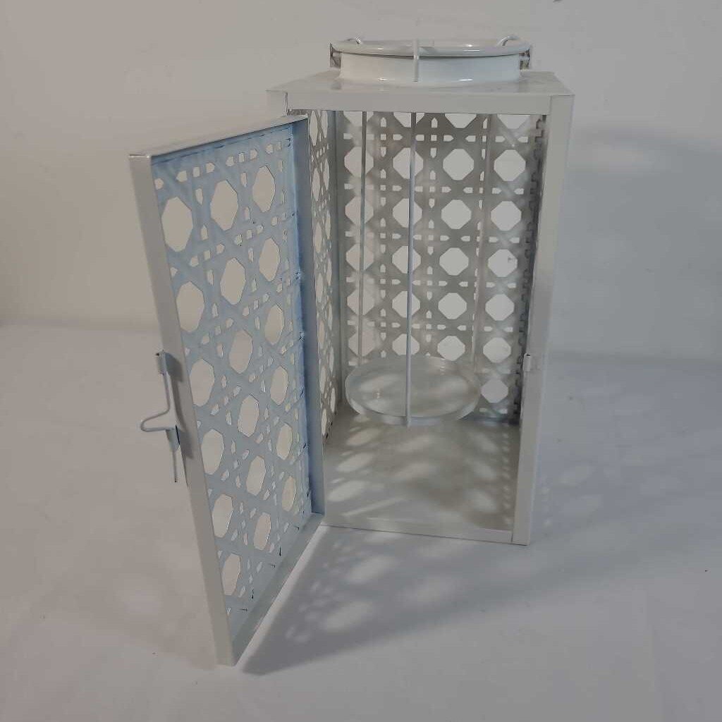 WHITE METAL CANDLE LANTERN
