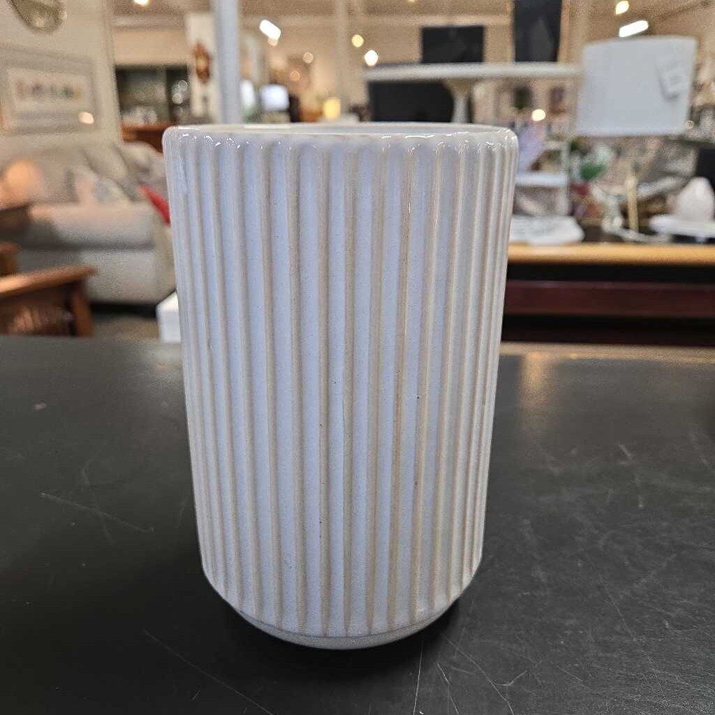 RIBBED VASE