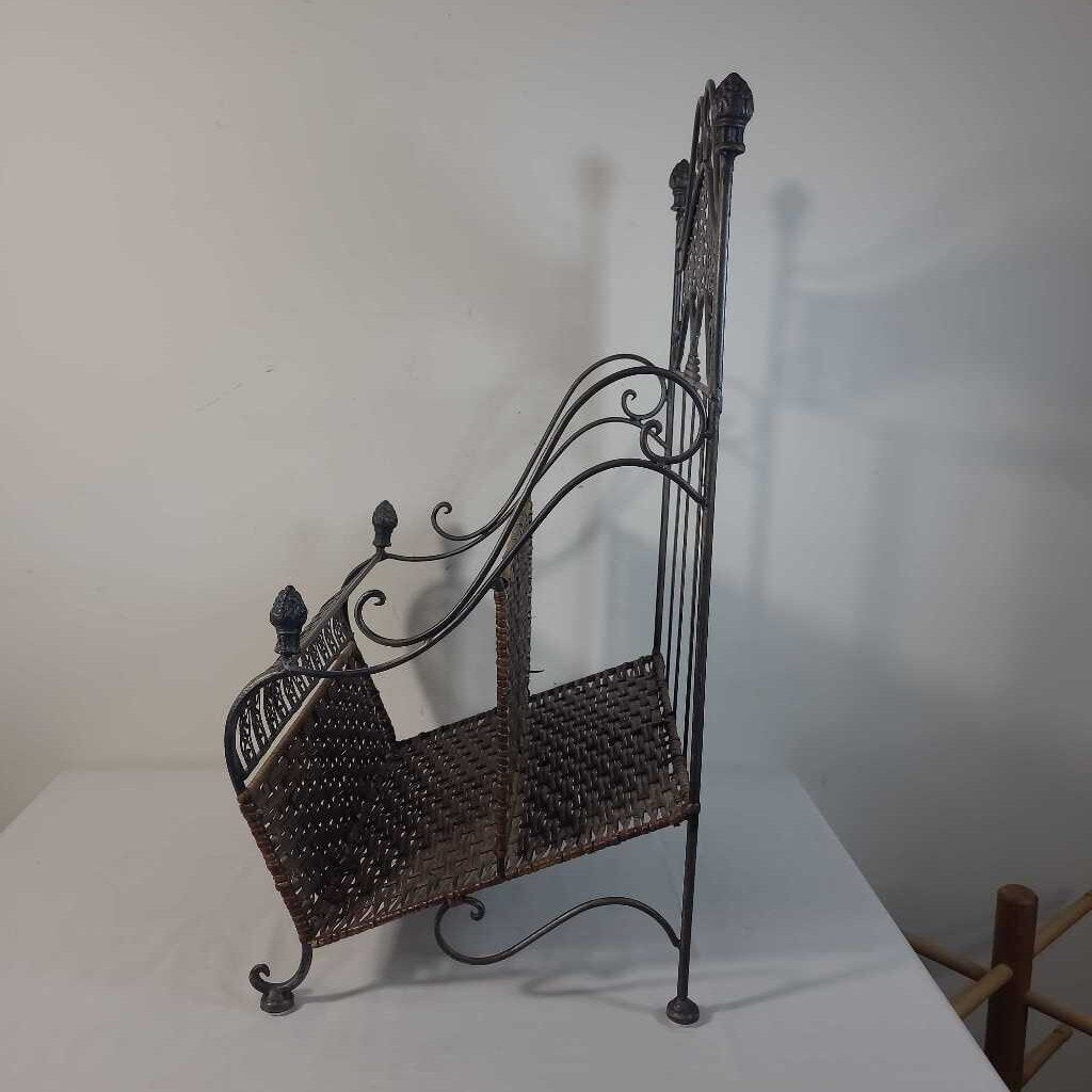 WICKER & METAL MAGAZINE RACK