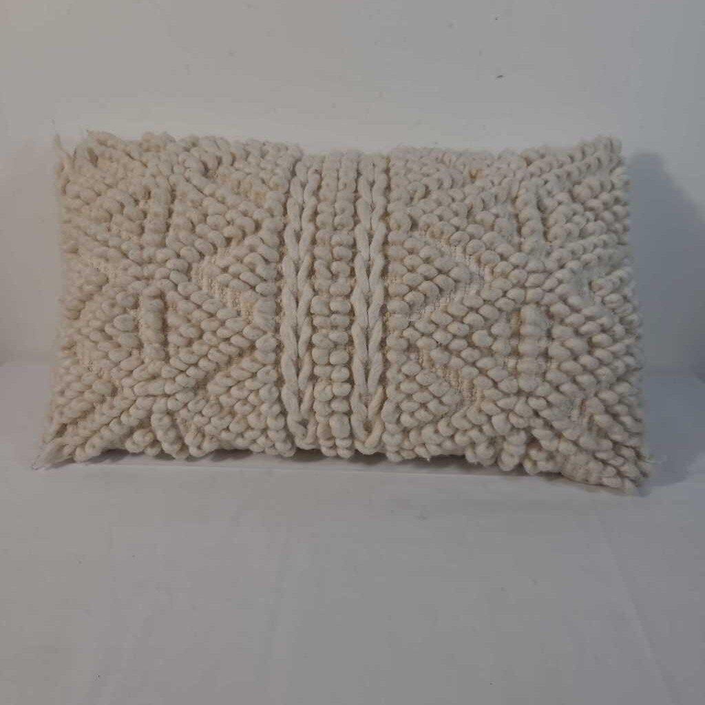TEXTURED LUMBAR PILLOW