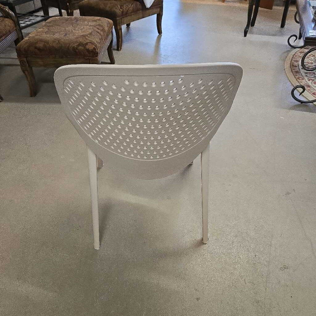 BEIGE PLASTIC DESK CHAIR
