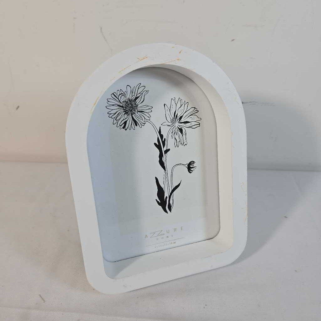 WHITE ARCHED FRAME