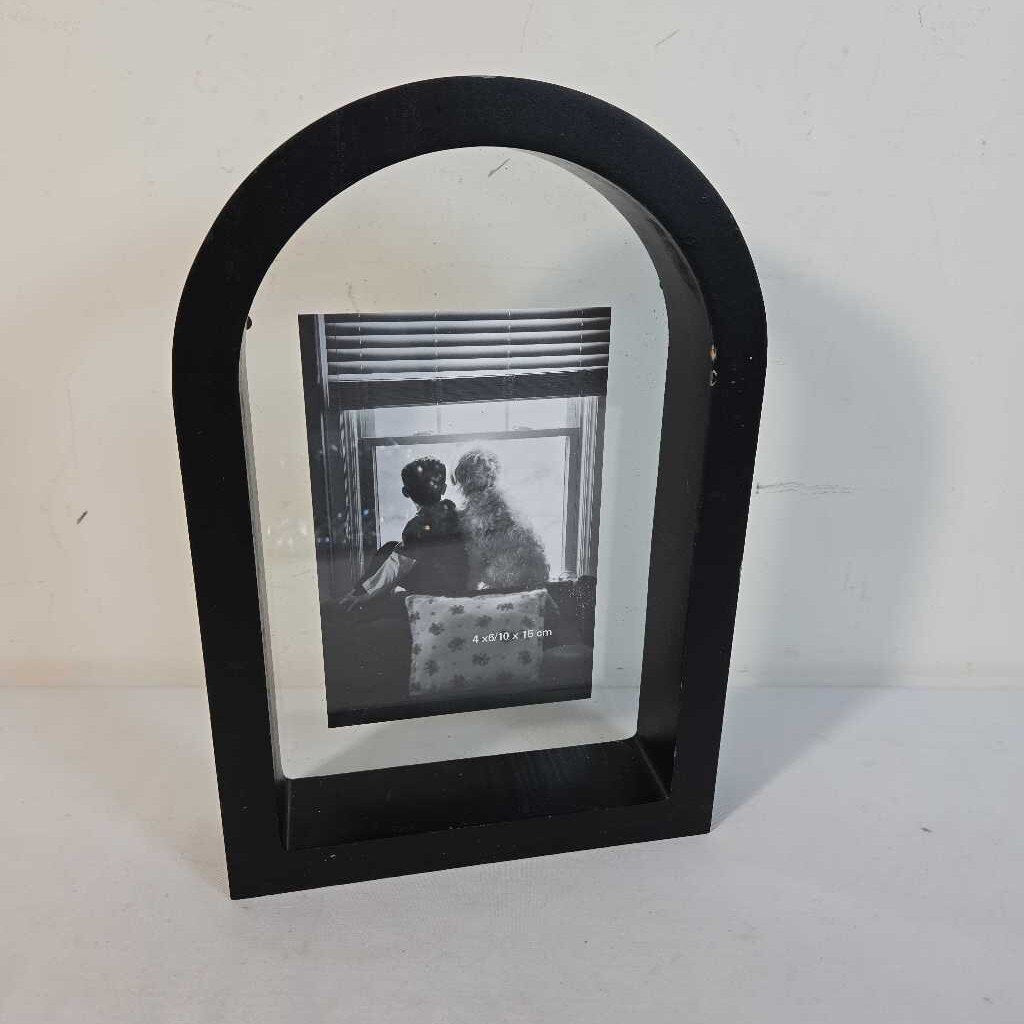 BLACK ARCHED PICTURE FRAME