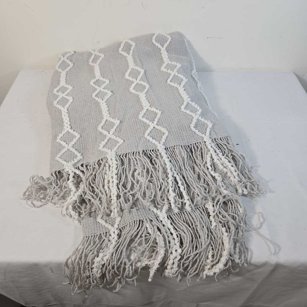 GREY & WHITE THROW