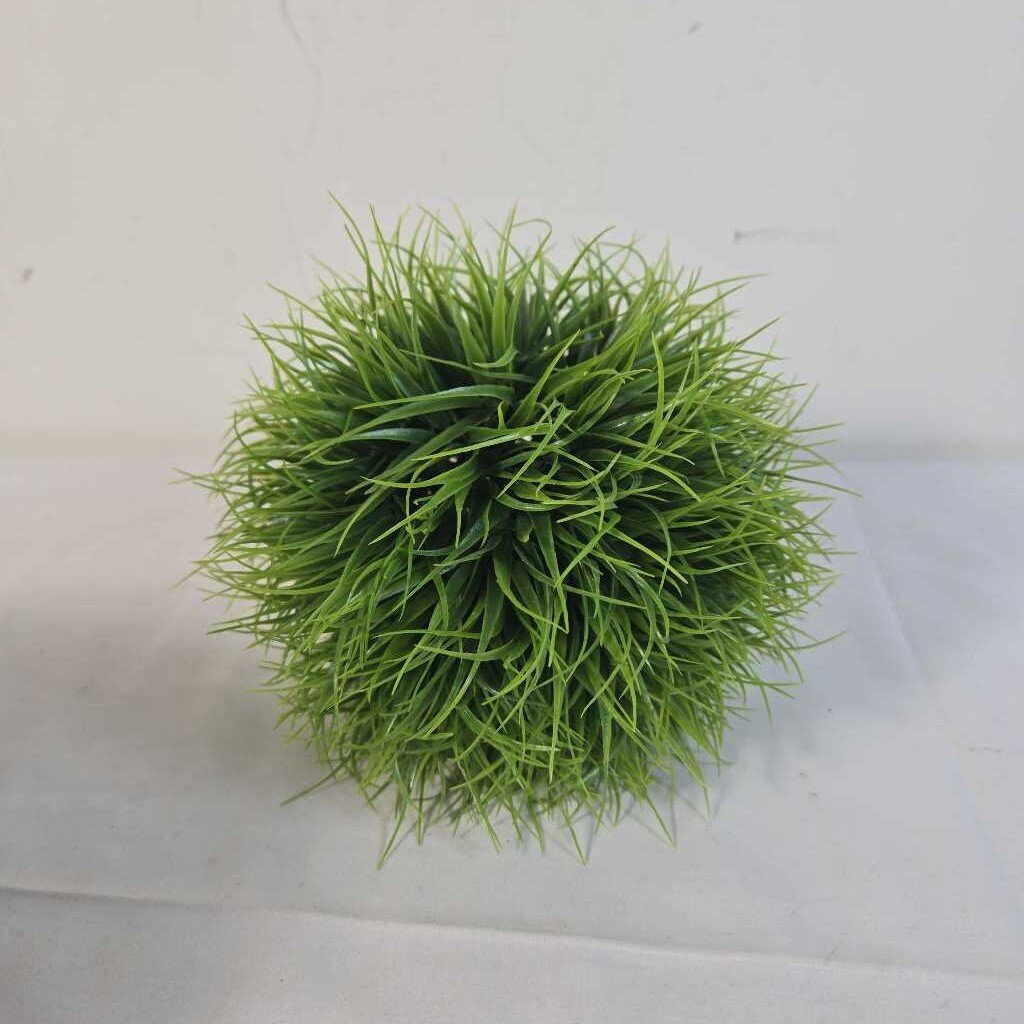FAUX GRASS BALL