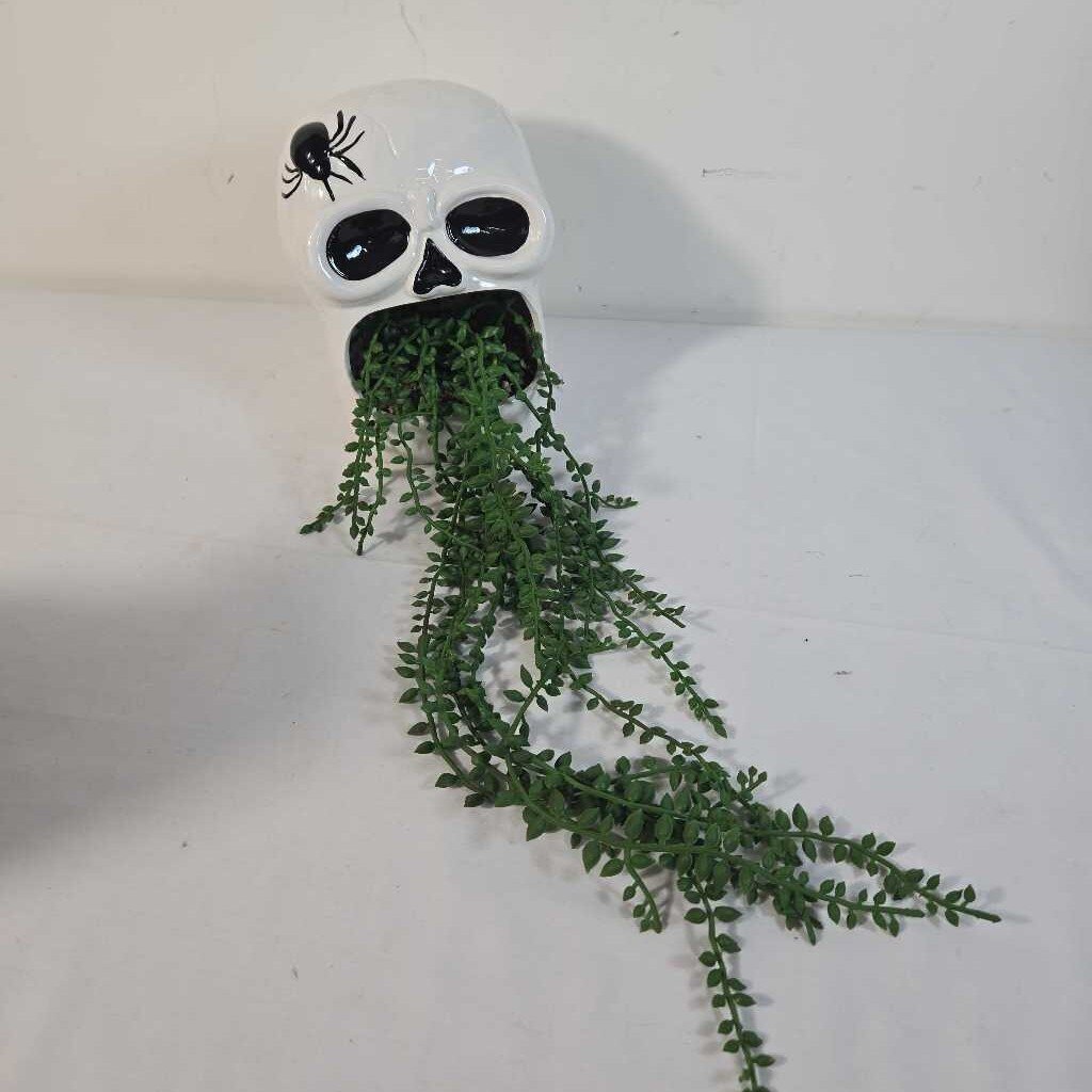 CERAMIC SKULL W/TRAILING GREENERY
