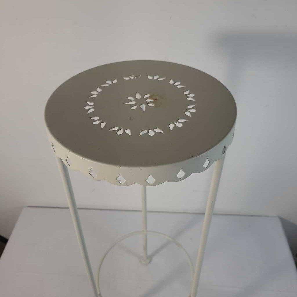 WHITE METAL PLANT STAND