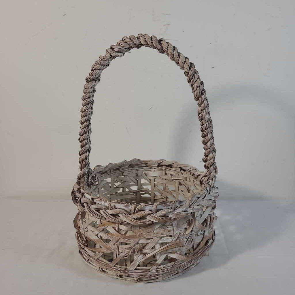 WHITE WOVEN BASKET W/ HANDLE