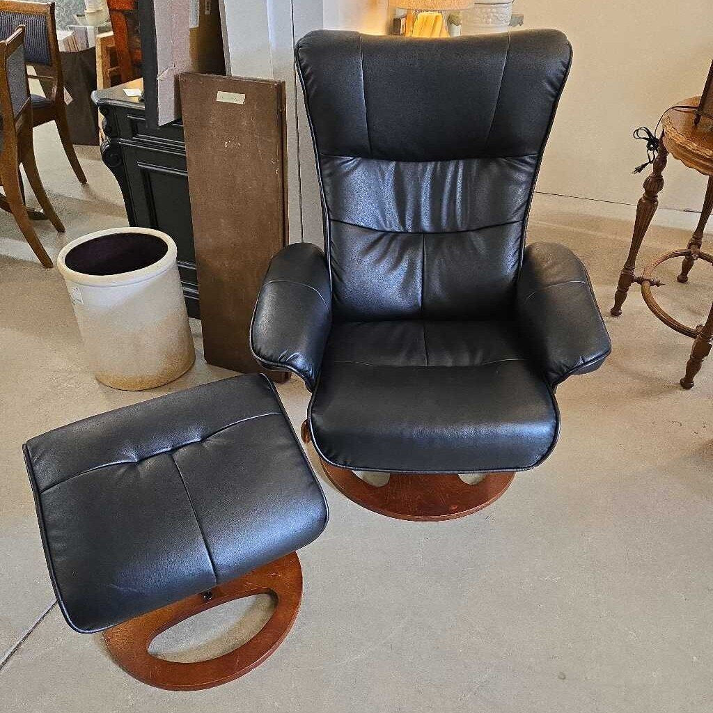 BLACK PLEATHER RECLINER W/ STOOL