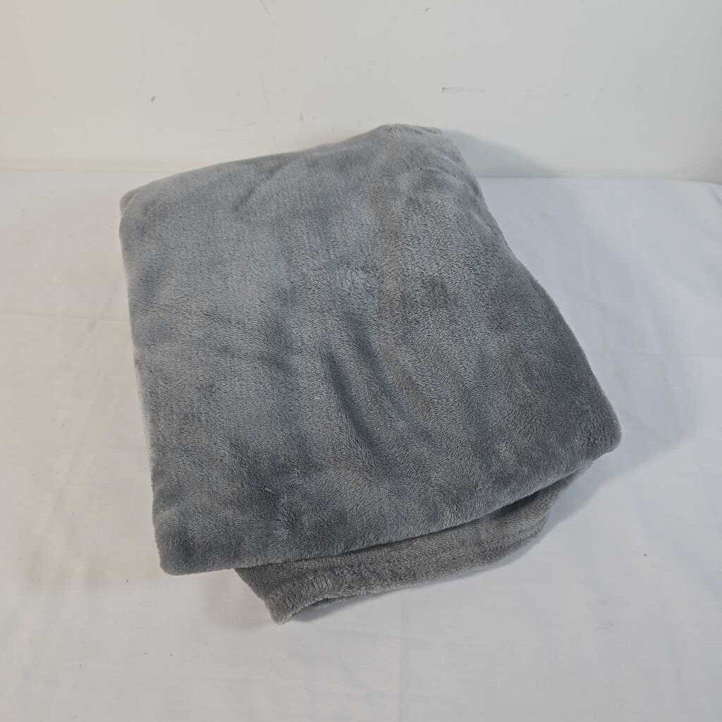 GREY FUZZY THROW